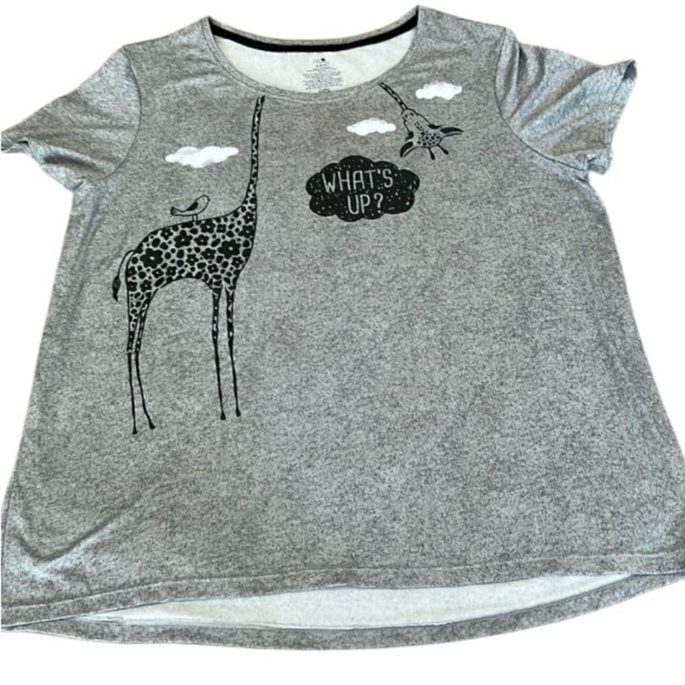 Secret treasures sz M grey SS graphic T-shirt with giraffe “what’s up” EUC